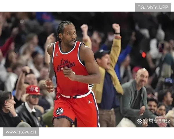 快船官方分享伦纳德微笑训练照球迷们心情大好欢呼不已